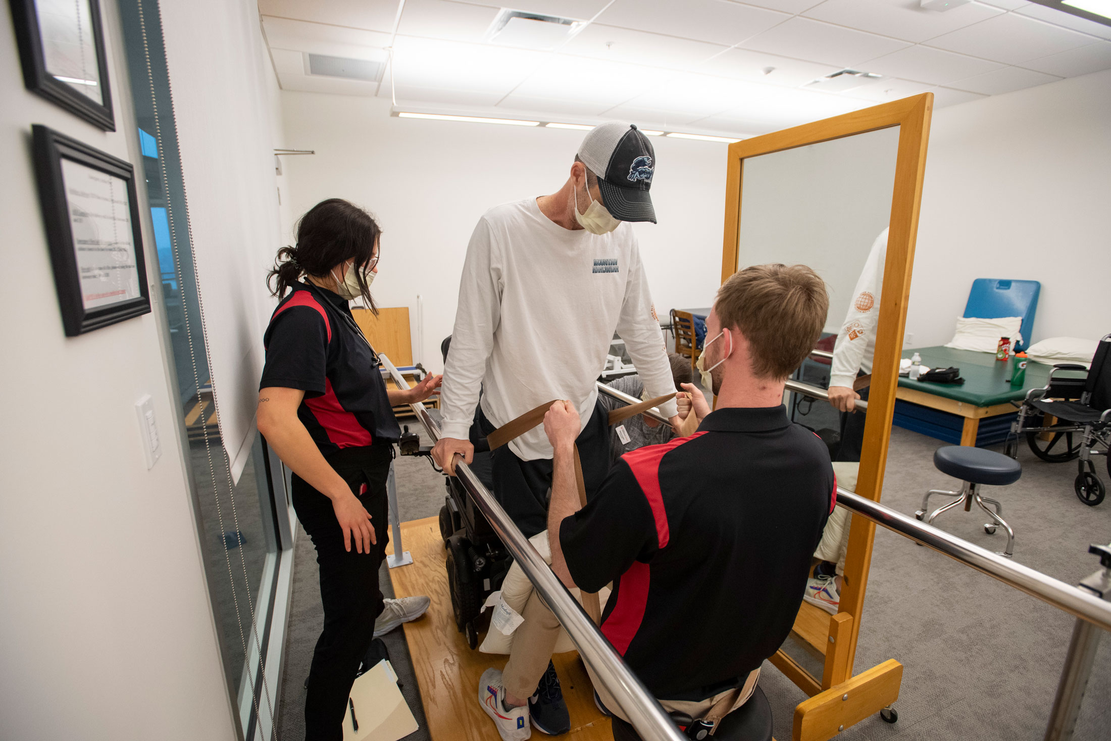 College of Allied Health Sciences students assist a patient in the DPT Pro Bono Clinic